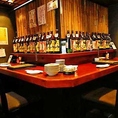 おひとり様のサク飲みやデート、二次会利用に最適な人気のカウンター席です。温かみのある照明に包まれ、気さくなスタッフとの会話も楽しめるアットホームな空間となっております。お仕事帰りにふらっと立ち寄って、お酒とおつまみを気軽に堪能できる特等席です。