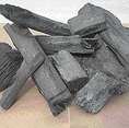 【 白炭(はくたん) 】黒炭は比較的柔らかく、着火温度は低くて、比較的火持ちはよくありません。白炭は硬く、着火温度は高くて、火持ちが良く、ガスも殆ど出ません。