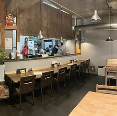 カウンター席は、お一人でも大歓迎の特別な空間です♪目の前で調理される料理を楽しみながら、静かにゆったり過ごせる時間を提供します。お一人でのリラックスタイムはもちろん、仕事帰りにサクっと飲みにも最適です。美味しい料理と共に、心地よいひとときをお楽しみください!
