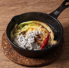 しらすとアンチョビキャベツのアヒージョ