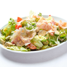 アボカドと生ハムのコブサラダ