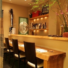 情緒漂うカウンター席は4席。おひとりやカップルでゆっくりお過ごし頂けるお席です。