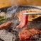 【七輪で豪快に炭火焼き！！】遠赤外線の特長は焼く材料の表面だけでなく、中の方へ熱が入っていくため強い火で焼いても表面が、焦げずに早く焼けるのです。また短時間で焼け、材料のうま味や水分を逃がさず美味しく柔らかく焼く事が出来ます。さらに炎が出ないため黒こげになりにくく、風味を出し、苦味がでません！