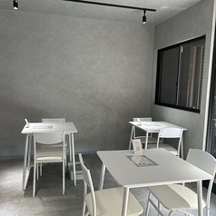 シンプルで洗練されたデザインの店内は、落ち着いた雰囲気が漂い、心地よい空間をご提供!白を基調としたテーブルと椅子が並び、スタイリッシュな照明が照らします。友人とのおしゃべりや、お1人様にも最適で、ゆったりとした時間を過ごせます。シンプルながらもお洒落なインテリアが、美味しいスイーツを引き立てます。
