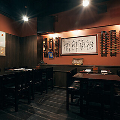 【テーブル席】4名掛けと6名掛けのテーブル席を完備。会社帰りの一杯や友人会にもおすすめです。