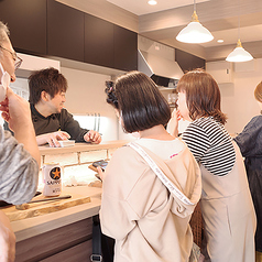 立食PARTYやイベントでの少人数貸切もOK◎ 会話が弾む心地よいカウンターで、気の合う仲間でワイワイと、素敵なPARTYをぜひ!! 内容・ご予算などもお気軽にご相談くださいませ♪