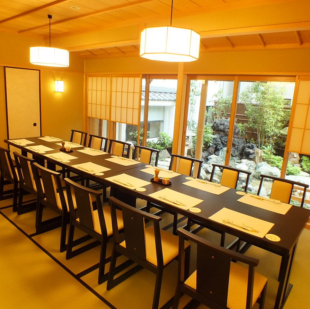 テーブル席の個室もご用意しております。さらにエレベーター完備♪