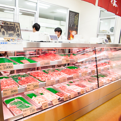 当店は、お肉を買って店内で持ち込んで食べるスタイルのお店です。販売コーナーでご購入いただいたお肉を、そのまま店内で御楽しみ下さい♪