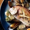 料理メニュー写真&nbsp;魚介たっぷり本日鮮魚のアクアパッツァ