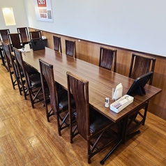 8名様までご利用いただけるテーブル席は、会社の飲み会やご友人同士のお集まりにおすすめ。広々とした空間で、本格ペルー料理とお酒を囲みながら賑やかなひとときをお楽しみいただけます。程よい開放感のある店内は、気取らずゆっくり過ごしたいお食事会にも最適です。