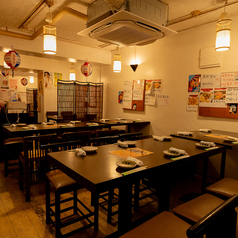 賑やかな店内で、リラックスしたカジュアルなひとときをお楽しみください。お一人様から少人数、さらには大人数の団体様まで、さまざまなシーンに対応できるテーブル席をご用意しています。人数に応じて自由にレイアウトを変えられるため、仲間との楽しい時間を共有するのに最適です。心地よいひとときをお過ごしください。