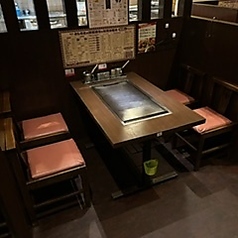 大人数の宴会向けに、9卓のテーブル席がございます。会社の部単位での飲み会や、部活動の帰り、サークルの飲み会など。様々なシーンで使える、使い勝手の良いお席です。ご宴会コースもご相談承ります。ぜひご予約をお待ちしております!