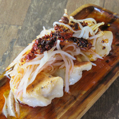 【最高のひとくちのために。】一番美味しい状態でお召し上がりいただくため、オーダーを頂いてから丁寧に焼き上げております。アツアツの肉汁が弾ける焼き上がりまで約10分。前菜やお酒を味わいながら、至福のひとときを今しばらくお待ちください。