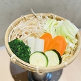 【北海道直送のこだわりラムと新鮮野菜】北海道『伊達市観光物産館』直送の採れたて新鮮野菜と、厳選ラム肉を無煙ロースターでじっくり楽しめます！甘み溢れるシャキシャキの旬野菜と旨みたっぷりなラム肉の相性は抜群。開放的で洗練された『北海道ジンギスカン ラムと野菜 立川店』で至極の美味しさをご堪能ください！