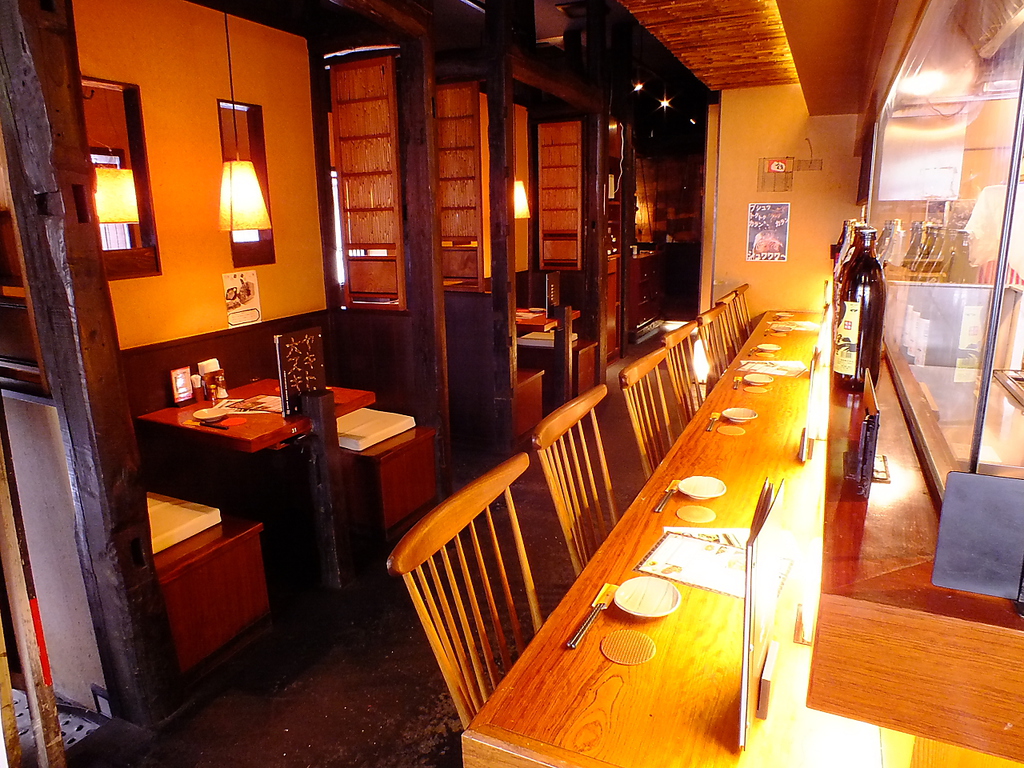 雰囲気の良いカウンター席はお1人様、カップルにおすすめです。