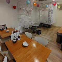 当店では4名テーブル席を6席ご用意しております。