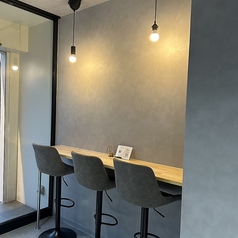 カウンター席は、落ち着いた雰囲気の中でスイーツやドリンクを楽しむのに最適な場所です。シンプルでモダンなデザインのカウンターは、心地よい照明に包まれ、リラックスした時間を演出します。お一人様でも気軽に立ち寄れるため、ひとりの時間を大切にしたい方にもぴったりです。お洒落な空間で素敵なひとときを☆