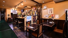 シンプルで落ち着いたインテリアの店内は、友人とゆったり過ごすのにぴったり☆ 温かみのある空間のテーブル席は広々としており、ゆったりお過ごしいただけます。おいしい料理と共に、特別な時間をお楽しみください◎