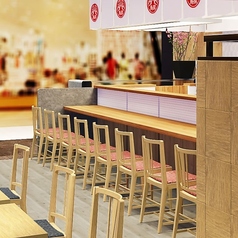 お一人様でのランチやディナーに最適なカウンター席です◎落ち着いた雰囲気の中、ゆっくりとお食事をお楽しみいただけます。フライト前の短い時間でも、サクッと親子丼をどうぞ♪