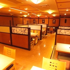 【貸切：～50名様】夜景が美しく映える広々としたフロアを、完全プライベートな空間として貸切のご利用が可能。洗練された雰囲気の中で、こだわりの熟成肉や鮮魚を囲むひとときは、特別な集まりをより一層華やかに演出します。五感を満たす贅沢なひとときを、心ゆくまでご堪能ください。