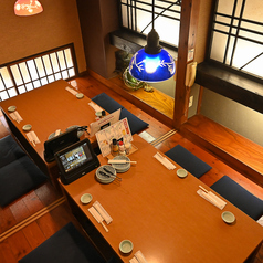 【2F】フロア貸切。25名~32名での大型宴会可能です!※間取りや柱の関係で離れる卓はございます。