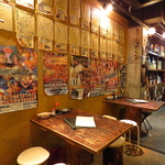 昭和レトロな雰囲気。大型テレビでスポーツ観戦いかがですか？