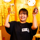 スタッフの気さくであたたかい接客も人気の理由。初めての方にも寄り添い、料理の説明やおすすめの楽しみ方も丁寧にご案内します。お仕事帰りの一人飲みから友人との集まりまで、ちょっとほっとできる“居心地の良さ”を大切にした新宿らしいおもてなしをご提供します。