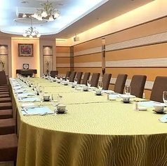 【完全個室：15～25名様まで】ロイヤルルーム／大切な方のお祝いやご法要のお席に最適。最大25名様まで対応可能な個室空間は、歓迎会・送別会やご法要などの行事はもちろん、会議・研修後の情報交換会といった立食形式の利用にも対応いたします。落ち着いた空間で、シェフこだわりのお料理を、ゆったりとご堪能ください。