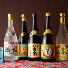 島の夜に酔いしれる。肉料理を引き立てる泡盛の共演。