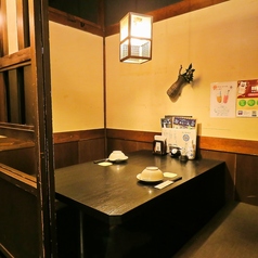 【2名様向け完全個室】大切なひとときをゆったりとお過ごしいただける、プライベート感を重視した完全個室をご用意しております。周囲を気にせずお食事や会話を楽しめるため、デートや記念日、特別な日のご利用にも最適。落ち着いた雰囲気の中で、心地よい時間をお過ごしいただけます。ご予約・ご相談もお気軽に。