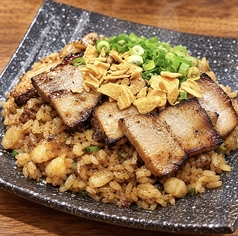 炙りチャーシューの背徳ホルモン炒飯