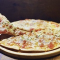料理メニュー写真 アンチョビとブルーチーズのピザ