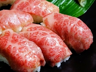 希少部位を使って肉寿司を提供。