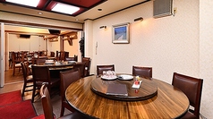 2Fのテーブル席は大人数でも安心の広々空間！みんなでワイワイ楽しむのに最適です♪明るい照明とシンプルな装飾が、心を和ませてくれます★ 大切な仲間と美味しい食事やお酒を楽しみながら素敵な時間をお過ごしください！