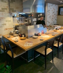 天麩羅と一緒に店主とのやりとりも楽しめるコの字カウンター