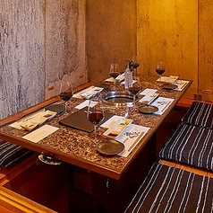 【掘りごたつ個室／20名様まで】打ち上げや歓迎会など中規模のご宴会に最適◎最大20名様までご利用いただける掘りごたつ個室！壁と扉付きで完全個室になるので、周囲を気にせずゆったりとお食事と会話をお楽しみいただけます♪喫煙もOKです。個室のみのご予約も承りますので、お気軽にお電話にてお問い合わせください。