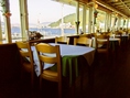 【室内】40名座れる広いテーブル席の店内／瀬戸内海を眺めながらの食事が楽しめます。