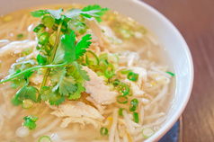 あっさりしたスタンレー定番の味米麺と蒸し鶏、もやしのベトナムフォー