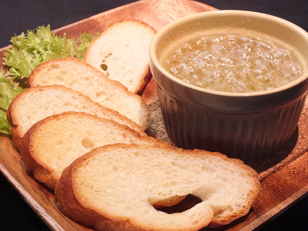 ちりめんアヒージョ【バケット付き】858円(税込)唐辛子、ガーリックソルトで釜揚げちりめんをどうぞ