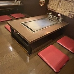 のんびり過ごしたいならお座敷席!4名様で着席いただけるお座敷は、落ち着いた雰囲気の中、ゆったりとお好み焼きを楽しめます。素材にこだわり、八百屋やお肉屋から直接仕入れた旬の素材を丁寧に仕込んでおります。味にこだわる会もぜひどうぞ。