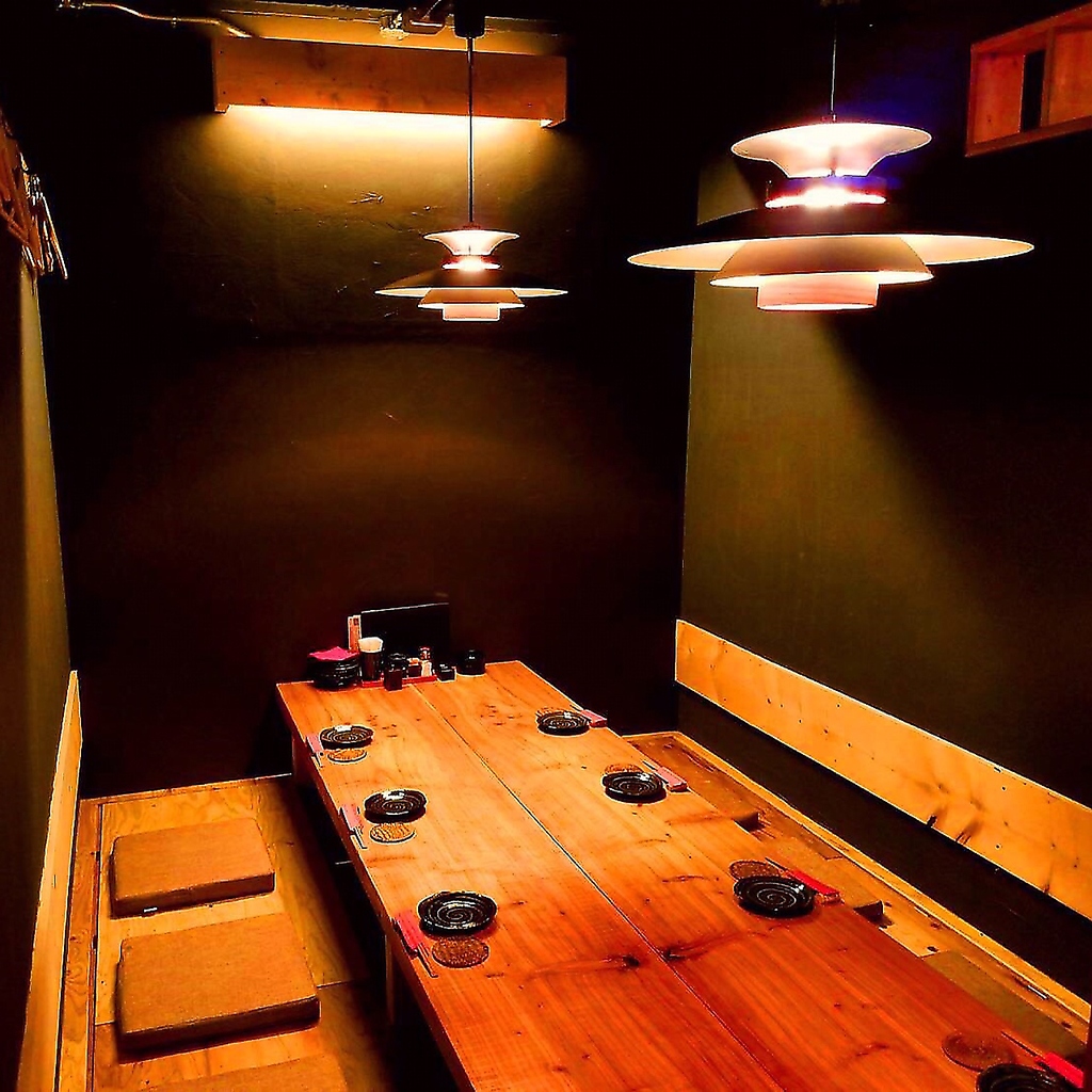 こちらは掘りごたつ式のお席です。貸切も可能な当店で、忘年会・新年会やパーティーはいかがですか？