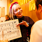 名物のうな串をはじめ、色んな部位の串や焼きたて料理、馬刺し、骨せんべいなど、飲みながら気軽につまめる逸品を幅広くご用意。スタッフが好みに合わせておすすめもご案内します。新宿で“つまみが旨い店”として楽しんでいただける居心地の良い一軒です。