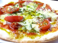 トマトと生ハムのピザ