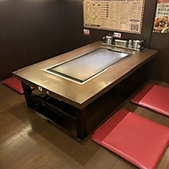 ご接待にもどうぞ。美味しい鉄板焼きやお好み焼きが食べられる、カジュアルなお座敷席をご用意しています。高温の鉄板で焼き上げる鉄板焼きは、こだわりの国産牛も使った本格的な味。ホッとする雰囲気の中、大切なゲストに温かなおもてなしをどうぞ。