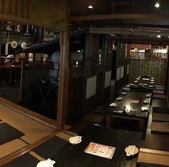 最大63名様まで着席可能な和のお座敷貸切空間！40名様よりお店全体の貸切を承っております。他のお客様を気にすることなく、大人数での大規模な会社宴会や歓送迎会、同窓会などを開催していただけます。広々としたお座敷で美味しいお料理と種類豊富なドリンクを囲み、最高の思い出を作りましょう♪