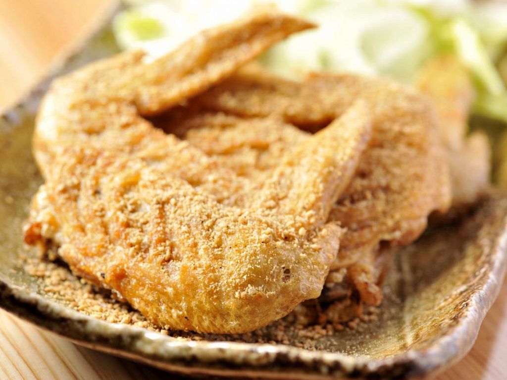 一度は絶対食べて欲しい!!「秘伝の手羽先唐揚げ」780円☆お酒もすすむ味付けはクセになる！