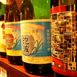 沖縄料理とお酒を楽しみながら沖縄や宮古島、八重山の民謡を聴くことができる。