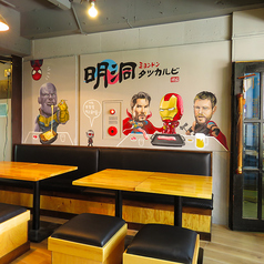 【テーブル席：4名席×2】壁に描かれた絵が独特の雰囲気を醸し出しています！本場韓国の味をご堪能ください♪