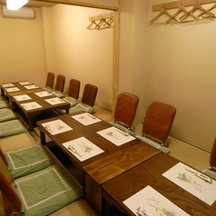 座敷は20名。座椅子を外せば24名様まで可能です。接待・ご商談・ご宴会からご家族での集まりなどにご利用くださいませ。