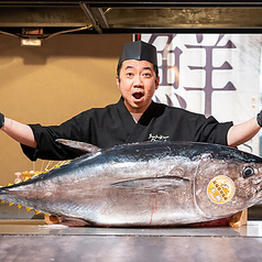 豪快なマグロ解体ショーと旬の北海道産魚介を堪能！
